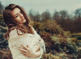 Jak ładnie upiąć włosy spinką?