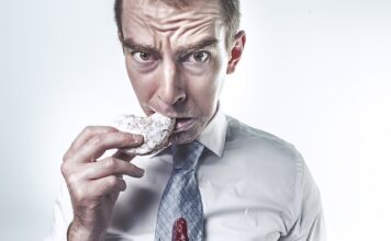 Dokąd musi sięgać krawat?