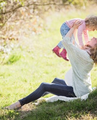 Jak się ubierać w ciąży do pracy?